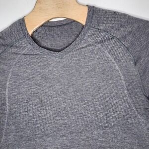 Lululemon T Shirt Men's Size L Light Gray V Neck Short Sleeve Live In‎ Practice